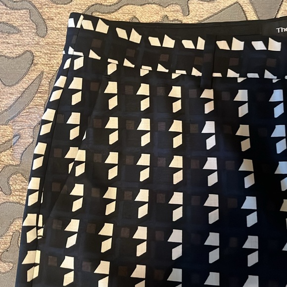 Theory patterned crop pants size 8 - Picture 3 of 5